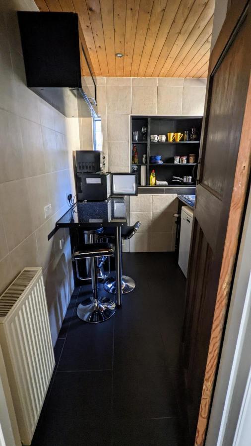 شقة Quiet Comfortable Patcham Studio Free Parking Hallway Shared With Host برايتون المظهر الخارجي الصورة