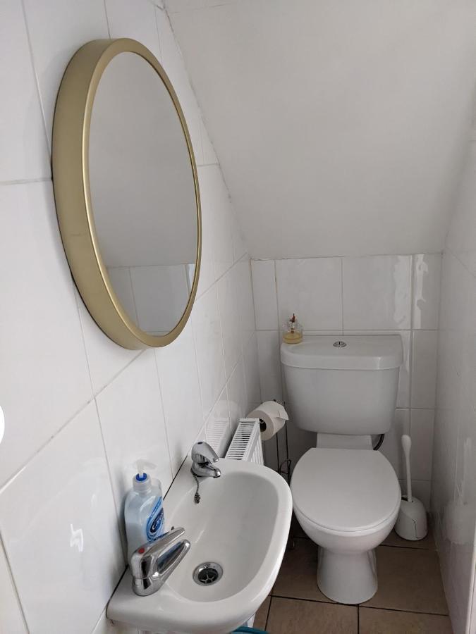 شقة Quiet Comfortable Patcham Studio Free Parking Hallway Shared With Host برايتون المظهر الخارجي الصورة