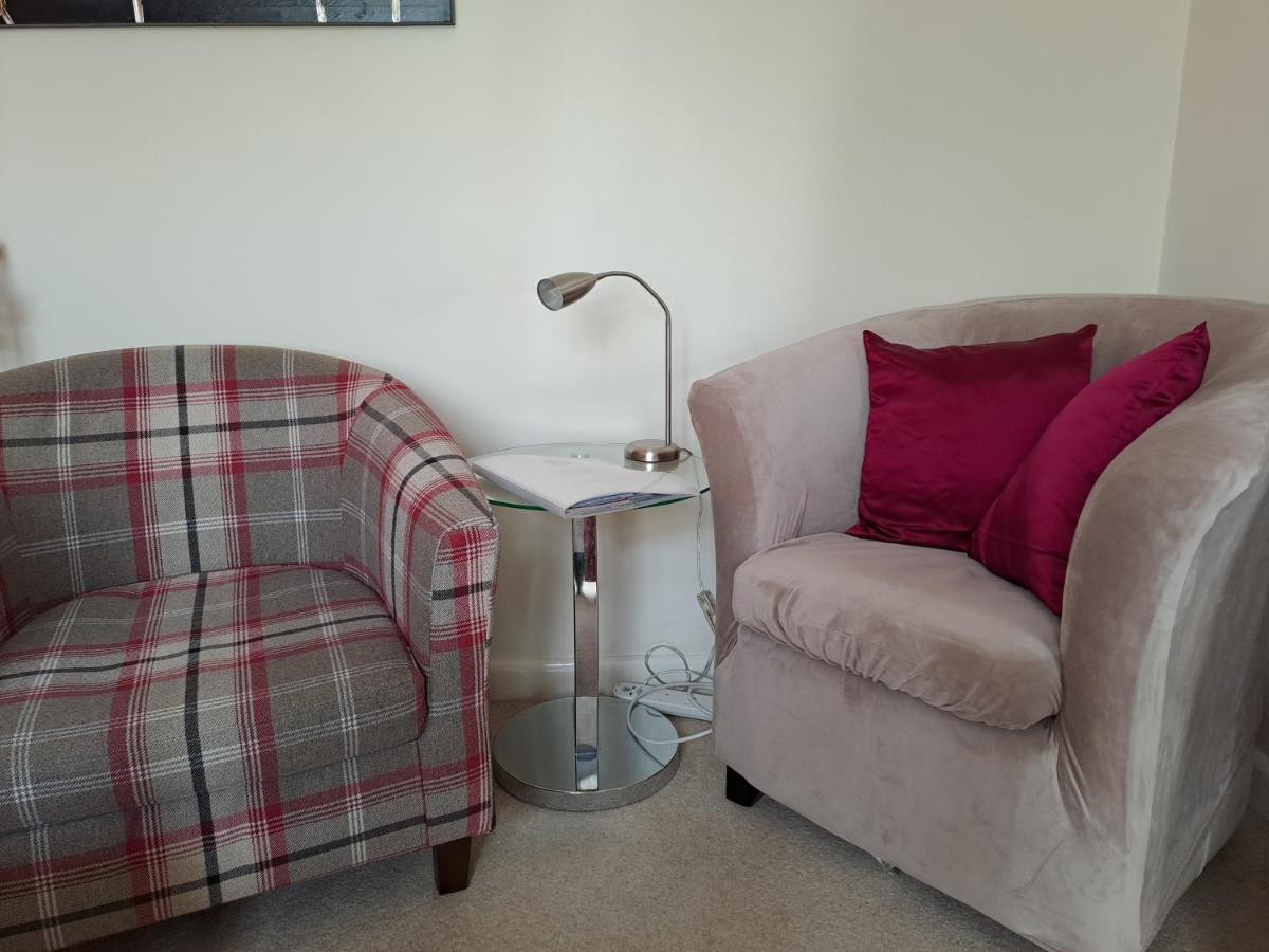 شقة Quiet Comfortable Patcham Studio Free Parking Hallway Shared With Host برايتون المظهر الخارجي الصورة