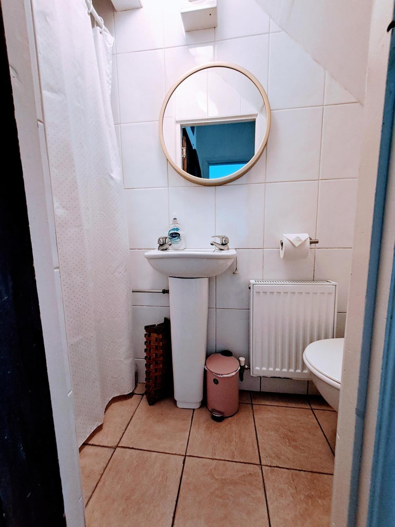 شقة Quiet Comfortable Patcham Studio Free Parking Hallway Shared With Host برايتون المظهر الخارجي الصورة